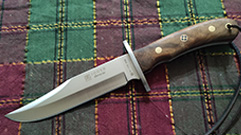 CUCHILLO CAZA JOKER BOWIE EMPUÑADURA NOGAL 16 CM